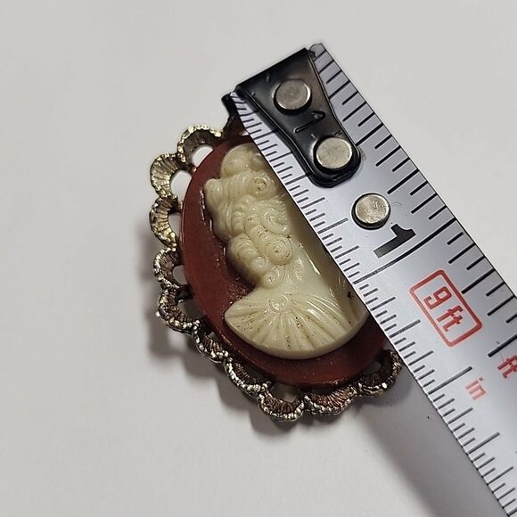 Vintage Cameo Brooch - Picture 2 of 3